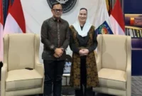 Bupati Natuna Cen Sui Lan saat bertemu Wamendagri Bima Arya Sugiarto beberapa hari lalu di Jakarta dalam rangka meminta rekomendasi dan dukungan untuk memajukan Natuna. Foto: Istimewa