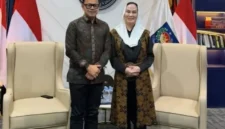 Bupati Natuna Cen Sui Lan saat bertemu Wamendagri Bima Arya Sugiarto beberapa hari lalu di Jakarta dalam rangka meminta rekomendasi dan dukungan untuk memajukan Natuna. Foto: Istimewa