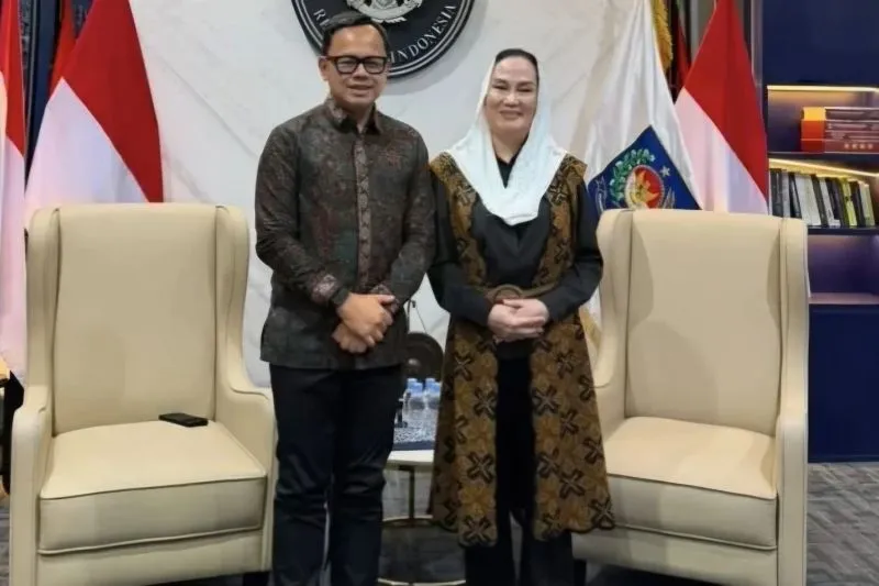 Bupati Natuna Cen Sui Lan saat bertemu Wamendagri Bima Arya Sugiarto beberapa hari lalu di Jakarta dalam rangka meminta rekomendasi dan dukungan untuk memajukan Natuna. Foto: Istimewa