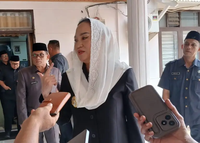 Bupati Natuna Cen Sui Lan saat bertemu awak media di DPRD Natuna. Foto: haluankepri