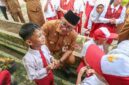 Wali Kota Tanjungpinang Lis Darmansyah saat menyerahkan bantuan seragam sekolah gratis beberapa waktu lalu. Foto: INIKEPRI.COM
