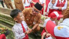 Wali Kota Tanjungpinang Lis Darmansyah saat menyerahkan bantuan seragam sekolah gratis beberapa waktu lalu. Foto: INIKEPRI.COM