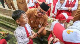 Wali Kota Tanjungpinang Lis Darmansyah saat menyerahkan bantuan seragam sekolah gratis beberapa waktu lalu. Foto: INIKEPRI.COM