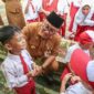 Wali Kota Tanjungpinang Lis Darmansyah saat menyerahkan bantuan seragam sekolah gratis beberapa waktu lalu. Foto: INIKEPRI.COM