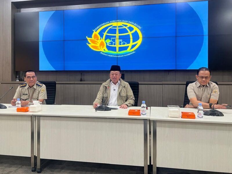 Menteri ATR/Kepala BPN Nusron Wahid dan jajarannya saat konferensi pers di Kantor Kementerian ATR/BPN, Jakarta, Senin (3/8/2026). Foto: Dok. Kementerian ATR/BPN