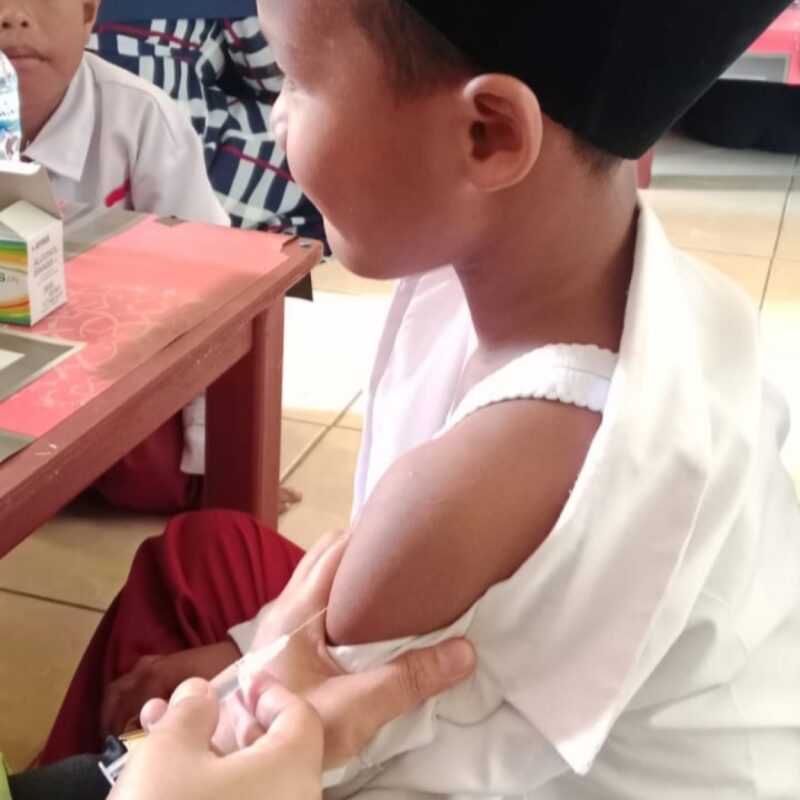 Siswa MIN Lingga menerima vaksinasi. Foto: INIKEPRI.COM