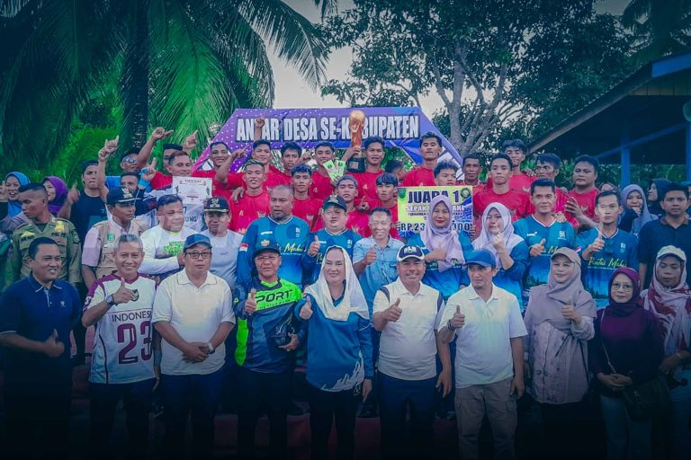 Bupati Natuna, Cen Sui Lan, secara resmi menutup Turnamen Sepak Bola Antar Desa se-Kabupaten Natuna Kelarik Utara Cup 2026, yang digelar di Lapangan Sepak Bola Desa Kelarik Utara, Kecamatan Bunguran Utara, Minggu (30/8/2026) sore. Foto: INIKEPRI.COM/NatunaKab 