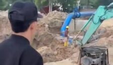 Wali Kota Batam sekaligus Ex Officio Kepala BP Batam Amsakar Achmad meninjau perbaikan pipa. Foto: tangkapan layar