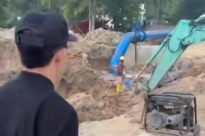 Wali Kota Batam sekaligus Ex Officio Kepala BP Batam Amsakar Achmad meninjau perbaikan pipa. Foto: tangkapan layar