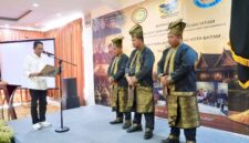 Amsakar saat melantik Panglima Sambang Kota Batam Pasukan Adat dan Marwah Gagak Hitam (Gerakan Gabungan Anak Kepulauan–Hidup Indah Tegaknya Adat dan Marwah) di Hotel Vanilla, Batam. Foto: INIKEPRI.COM/Media Center Batam