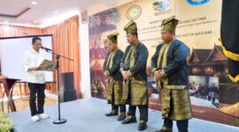 Amsakar saat melantik Panglima Sambang Kota Batam Pasukan Adat dan Marwah Gagak Hitam (Gerakan Gabungan Anak Kepulauan–Hidup Indah Tegaknya Adat dan Marwah) di Hotel Vanilla, Batam. Foto: INIKEPRI.COM/Media Center Batam 