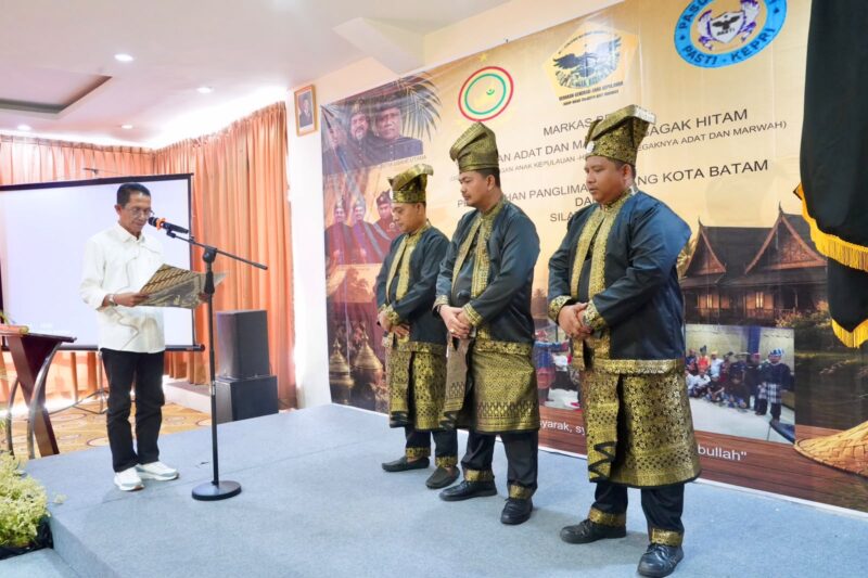 Amsakar saat melantik Panglima Sambang Kota Batam Pasukan Adat dan Marwah Gagak Hitam (Gerakan Gabungan Anak Kepulauan–Hidup Indah Tegaknya Adat dan Marwah) di Hotel Vanilla, Batam. Foto: INIKEPRI.COM/Media Center Batam