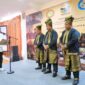Amsakar saat melantik Panglima Sambang Kota Batam Pasukan Adat dan Marwah Gagak Hitam (Gerakan Gabungan Anak Kepulauan–Hidup Indah Tegaknya Adat dan Marwah) di Hotel Vanilla, Batam. Foto: INIKEPRI.COM/Media Center Batam 