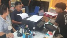 Polisi melakukan pemeriksaan terhadap tersangka dugaan penganiayaan terhadap pengemudi ojol perempuan di Karimun. Foto: Sat Reskrim Polres Karimun