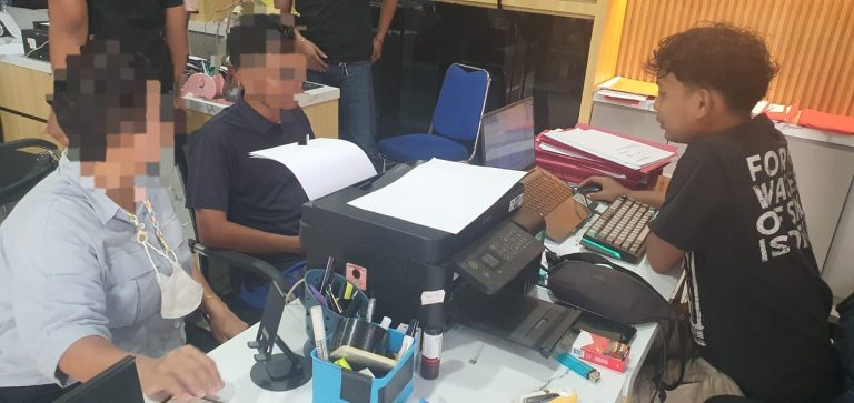 Polisi melakukan pemeriksaan terhadap tersangka dugaan penganiayaan terhadap pengemudi ojol perempuan di Karimun. Foto: Sat Reskrim Polres Karimun 