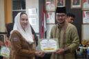 Pemerintah Kabupaten Natuna menyerahkan secara simbolis bonus kepada para kafilah berprestasi pada Musabaqah Tilawatil Qur’an (MTQ) XII Provinsi Kepulauan Riau Tahun 2026 sekaligus menggelar rapat evaluasi pelaksanaan MTQ Tahun 2026. Foto: INIKEPRI.COM