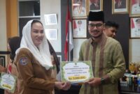 Pemerintah Kabupaten Natuna menyerahkan secara simbolis bonus kepada para kafilah berprestasi pada Musabaqah Tilawatil Qur’an (MTQ) XII Provinsi Kepulauan Riau Tahun 2026 sekaligus menggelar rapat evaluasi pelaksanaan MTQ Tahun 2026. Foto: INIKEPRI.COM