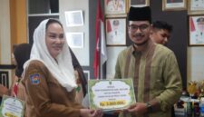 Pemerintah Kabupaten Natuna menyerahkan secara simbolis bonus kepada para kafilah berprestasi pada Musabaqah Tilawatil Qur’an (MTQ) XII Provinsi Kepulauan Riau Tahun 2026 sekaligus menggelar rapat evaluasi pelaksanaan MTQ Tahun 2026. Foto: INIKEPRI.COM