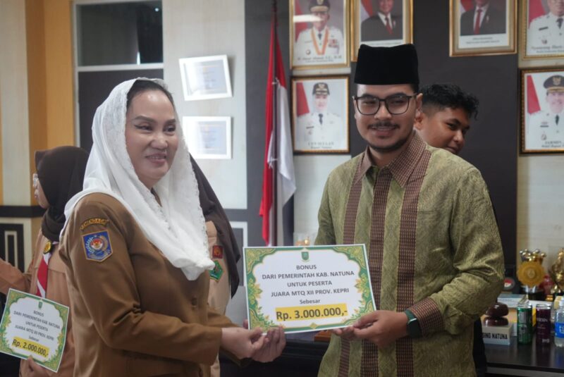 Pemerintah Kabupaten Natuna menyerahkan secara simbolis bonus kepada para kafilah berprestasi pada Musabaqah Tilawatil Qur’an (MTQ) XII Provinsi Kepulauan Riau Tahun 2026 sekaligus menggelar rapat evaluasi pelaksanaan MTQ Tahun 2026. Foto: INIKEPRI.COM