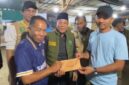 Penyerahan hadiah Turnamen Domino Desa Kelanga. Foto: Istimewa 