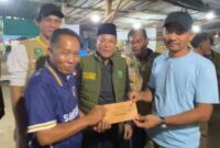 Penyerahan hadiah Turnamen Domino Desa Kelanga. Foto: Istimewa