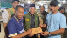 Penyerahan hadiah Turnamen Domino Desa Kelanga. Foto: Istimewa 