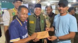 Penyerahan hadiah Turnamen Domino Desa Kelanga. Foto: Istimewa 