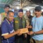 Penyerahan hadiah Turnamen Domino Desa Kelanga. Foto: Istimewa 