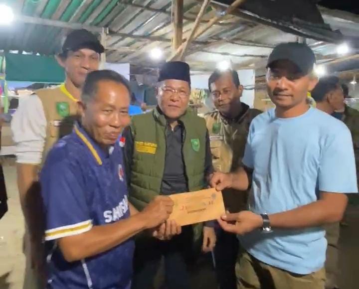 Penyerahan hadiah Turnamen Domino Desa Kelanga. Foto: Istimewa