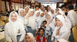 Wali Kota dan Wakil Wali Kota Batam Amsakar Achmad dan Li Claudia Chandra bersama pelajar. Foto: INIKEPRI.COM