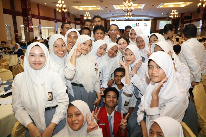 Wali Kota dan Wakil Wali Kota Batam Amsakar Achmad dan Li Claudia Chandra bersama pelajar. Foto: INIKEPRI.COM