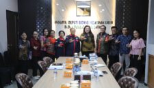 Anggota/Deputi Bidang Pelayanan Umum BP Batam, Ariastuty Sirait, menerima kunjungan Ketua Yayasan Sayang Anak Indonesia Kepulauan Riau sekaligus TBM Sayang Anak, Dr. Ronal G. Sirait, bersama tujuh orang pengurus, di BP Batam. Foto: INIKEPRI.COM/BP Batam
