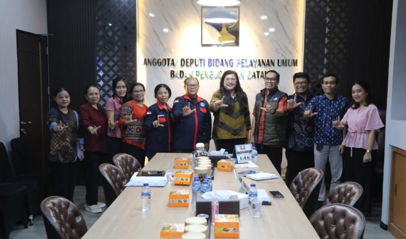 Anggota/Deputi Bidang Pelayanan Umum BP Batam, Ariastuty Sirait, menerima kunjungan Ketua Yayasan Sayang Anak Indonesia Kepulauan Riau sekaligus TBM Sayang Anak, Dr. Ronal G. Sirait, bersama tujuh orang pengurus, di BP Batam. Foto: INIKEPRI.COM/BP Batam 
