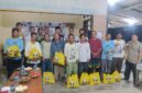 Warga Desa Harapan Jaya, Kecamatan Bunguran Tengah, berfoto bersama usai menerima paket sembako dari Yayasan KPDN dalam rangkaian pembukaan Turnamen Domino KPDN, Sabtu (8/8/2026) malam. Foto: INIKEPRI.COM