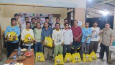 Warga Desa Harapan Jaya, Kecamatan Bunguran Tengah, berfoto bersama usai menerima paket sembako dari Yayasan KPDN dalam rangkaian pembukaan Turnamen Domino KPDN, Sabtu (8/8/2026) malam. Foto: INIKEPRI.COM