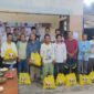 Warga Desa Harapan Jaya, Kecamatan Bunguran Tengah, berfoto bersama usai menerima paket sembako dari Yayasan KPDN dalam rangkaian pembukaan Turnamen Domino KPDN, Sabtu (8/8/2026) malam. Foto: INIKEPRI.COM