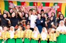 Wali Kota Batam Amsakar Achmad dan Wakil Wali Kota Batam Li Claudia Chandra bersama siswa di Batam. Foto: INIKEPRI.COM