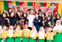 Wali Kota Batam Amsakar Achmad dan Wakil Wali Kota Batam Li Claudia Chandra bersama siswa di Batam. Foto: INIKEPRI.COM