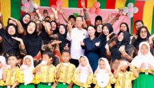 Wali Kota Batam Amsakar Achmad dan Wakil Wali Kota Batam Li Claudia Chandra bersama siswa di Batam. Foto: INIKEPRI.COM