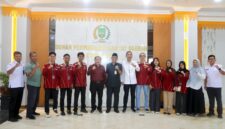 Sesi dokumentasi dan foto bersama antara jajaran Komisi IV DPRD Kota Batam dan mahasiswa IPMKOB-Pekanbaru. Foto: INIKEPRI.COM