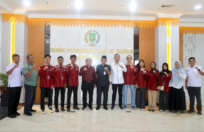 Sesi dokumentasi dan foto bersama antara jajaran Komisi IV DPRD Kota Batam dan mahasiswa IPMKOB-Pekanbaru. Foto: INIKEPRI.COM