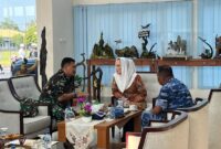 Bupati Natuna Cen Sui Lan menyambut kedatangan Panglima Komando Gabungan Wilayah Pertahanan I (Pangkogabwilhan I) Letjen TNI Kunto Arief Wibowo, S.I.P., bersama rombongan di Kabupaten Natuna. Foto: INIKEPRI.COM