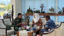 Bupati Natuna Cen Sui Lan menyambut kedatangan Panglima Komando Gabungan Wilayah Pertahanan I (Pangkogabwilhan I) Letjen TNI Kunto Arief Wibowo, S.I.P., bersama rombongan di Kabupaten Natuna. Foto: INIKEPRI.COM