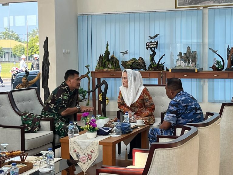 Bupati Natuna Cen Sui Lan menyambut kedatangan Panglima Komando Gabungan Wilayah Pertahanan I (Pangkogabwilhan I) Letjen TNI Kunto Arief Wibowo, S.I.P., bersama rombongan di Kabupaten Natuna. Foto: INIKEPRI.COM