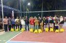H Raja Mustakim, ketua Dewan Pengarah KPDN turut menyerahkan puluhan paket sembako kepada masyarakat yang membutuhkan, khususnya warga lanjut usia (lansia) di sela-sela membuka secara resmi Turnamen Domino KPDN Klarik Utara di Desa Klarik Utara, Kecamatan Bunguran Utara. Foto: INIKEPRI.COM