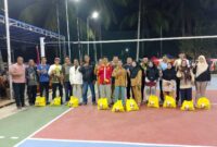 H Raja Mustakim, ketua Dewan Pengarah KPDN turut menyerahkan puluhan paket sembako kepada masyarakat yang membutuhkan, khususnya warga lanjut usia (lansia) di sela-sela membuka secara resmi Turnamen Domino KPDN Klarik Utara di Desa Klarik Utara, Kecamatan Bunguran Utara. Foto: INIKEPRI.COM