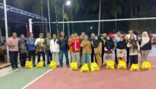 H Raja Mustakim, ketua Dewan Pengarah KPDN turut menyerahkan puluhan paket sembako kepada masyarakat yang membutuhkan, khususnya warga lanjut usia (lansia) di sela-sela membuka secara resmi Turnamen Domino KPDN Klarik Utara di Desa Klarik Utara, Kecamatan Bunguran Utara. Foto: INIKEPRI.COM