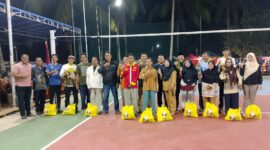 H Raja Mustakim, ketua Dewan Pengarah KPDN turut menyerahkan puluhan paket sembako kepada masyarakat yang membutuhkan, khususnya warga lanjut usia (lansia) di sela-sela membuka secara resmi Turnamen Domino KPDN Klarik Utara di Desa Klarik Utara, Kecamatan Bunguran Utara. Foto: INIKEPRI.COM