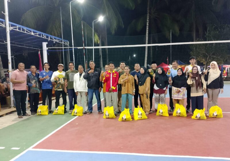 H Raja Mustakim, ketua Dewan Pengarah KPDN turut menyerahkan puluhan paket sembako kepada masyarakat yang membutuhkan, khususnya warga lanjut usia (lansia) di sela-sela membuka secara resmi Turnamen Domino KPDN Klarik Utara di Desa Klarik Utara, Kecamatan Bunguran Utara. Foto: INIKEPRI.COM