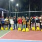 H Raja Mustakim, ketua Dewan Pengarah KPDN turut menyerahkan puluhan paket sembako kepada masyarakat yang membutuhkan, khususnya warga lanjut usia (lansia) di sela-sela membuka secara resmi Turnamen Domino KPDN Klarik Utara di Desa Klarik Utara, Kecamatan Bunguran Utara. Foto: INIKEPRI.COM